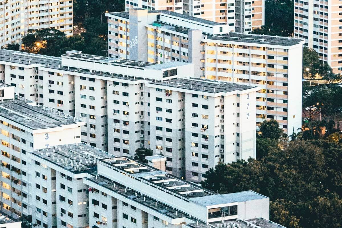 A instituição do condomínio é o ato pelo qual o proprietário do imóvel, decide transformá-lo em diversas unidades autônomas. Desta forma, o que era um imóvel único, uma só edificação, passa a se constituir em diversas unidades, independentes entre si, sendo que a cada unidade corresponderá uma fração ideal no terreno e nas partes comuns que existam.